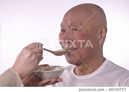 用護理餵老人喝粥 98550757