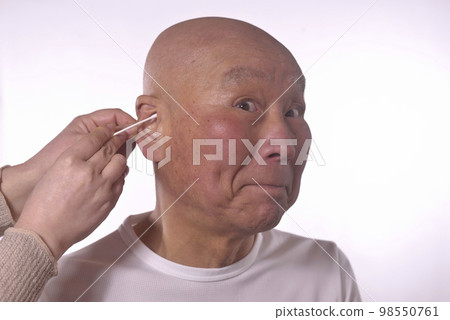 老人耳朵清潔 老人耳朵清潔 98550761