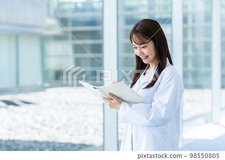 A young lady in white 98550805