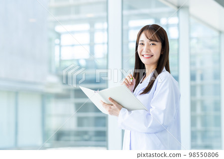 A young lady in white 98550806