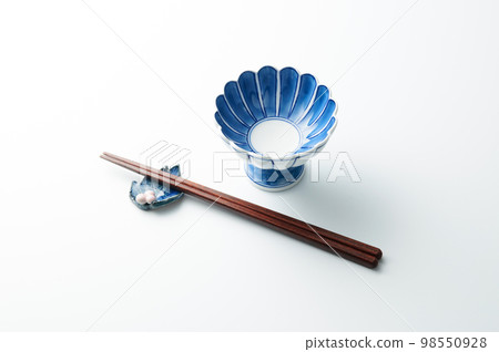 Japanese food image | Chopsticks, chopstick rests, small plates | White back 98550928