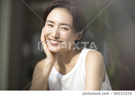 靠窗的女人 靠窗的女人 98551038