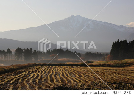 秋天的鳥海山及其周邊地區 98551278