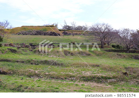 Stone wall of Hara castle ruins, remains of earthworks Stone wall of Hara castle ruins, remains of earthworks 98551574