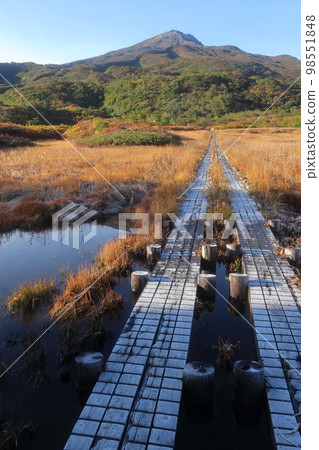 秋天的鳥海山及其周邊地區 秋天的鳥海山及其周邊地區 98551848