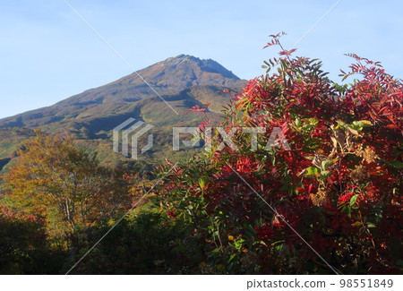 秋天的鳥海山及其周邊地區 秋天的鳥海山及其周邊地區 98551849