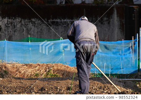 Elderly people working in the field Elderly people working in the field 98552324