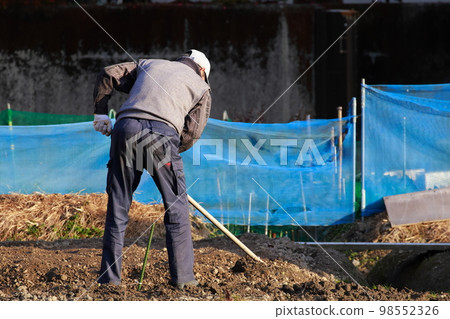 Elderly people working in the field Elderly people working in the field 98552326