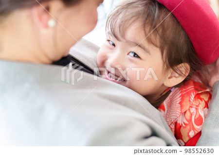 A mother hugging a girl wearing a Shichigosan kimono 98552630