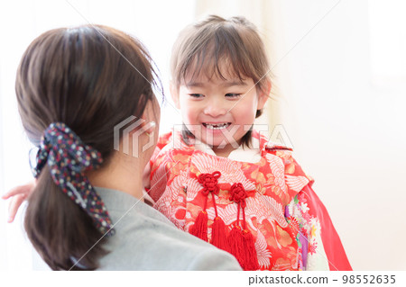 A mother hugging a girl wearing a Shichigosan kimono A mother hugging a girl wearing a Shichigosan kimono 98552635