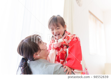 一位母親抱著穿著七五山和服的女孩 一位母親抱著穿著七五山和服的女孩 98552639