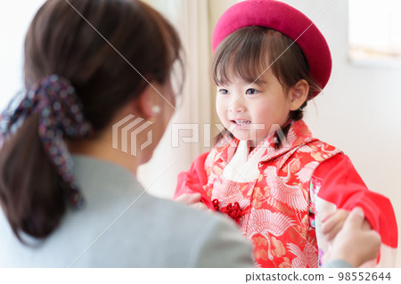 穿著七五山和服的三歲小女孩和媽媽 98552644