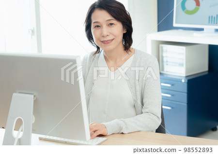 研究個人計算機的中間婦女 98552893