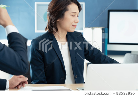 開會的中年婦女 98552950