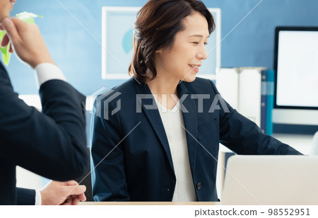 開會的中年婦女 98552951