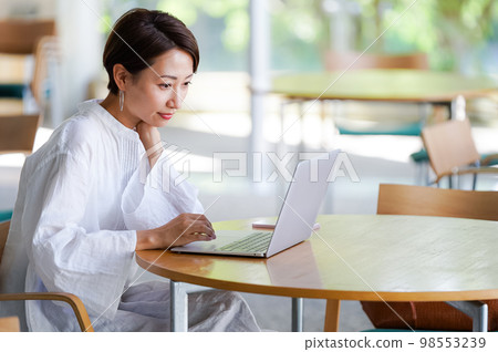 經營個人電腦的中年婦女 98553239