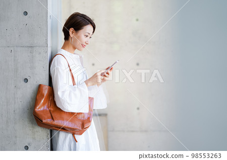 有智能手機的中間婦女 98553263