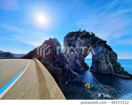 被稱為國道沿線白崎海岸象徵的天然巨石 被稱為國道沿線白崎海岸象徵的天然巨石 98553522