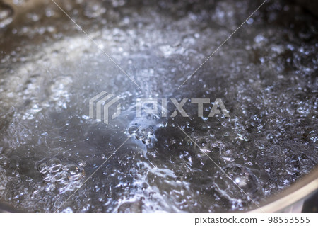 鍋裡劇烈沸騰的水 98553555