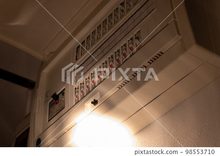檢查配電板上的斷路器 檢查配電板上的斷路器 98553710