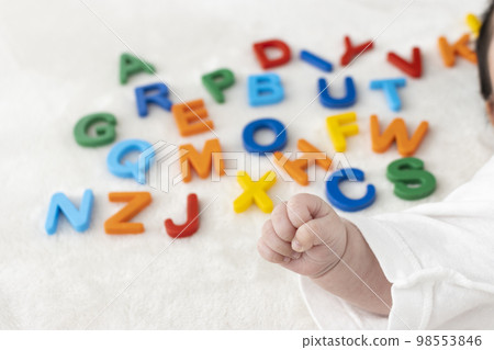 寶寶的手和玩具字母表（0歲1個月，日語，男孩） 98553846
