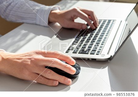 操作電腦鼠標的人 98553876