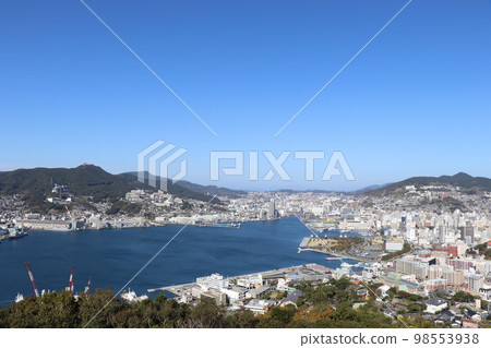 從長崎市中心的山上眺望清澈的長崎港 從長崎市中心的山上眺望清澈的長崎港 98553938