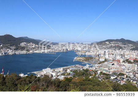從長崎市中心的山上眺望清澈的長崎港 從長崎市中心的山上眺望清澈的長崎港 98553939