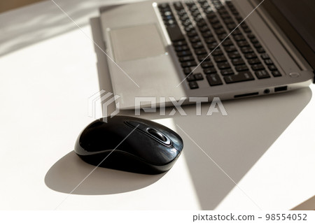 桌上的筆記本電腦和鼠標 桌上的筆記本電腦和鼠標 98554052