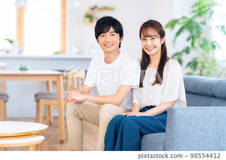 Married couple, family, lifestyle, living room 98554412