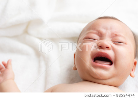 4 month old crying baby 98554474