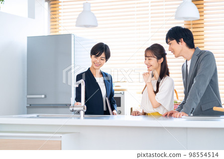 夫妻夫婦家庭房地產客廳業務銷售 98554514