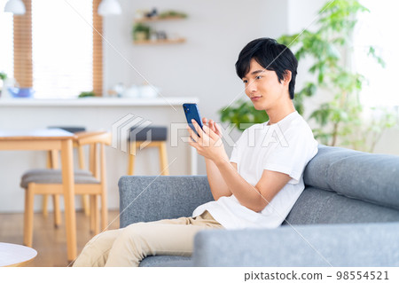 男性生活方式智能手機客廳 98554521