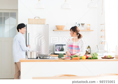 Young couple in the kitchen 98555001