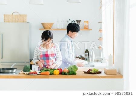 年輕夫婦在廚房裡 98555021