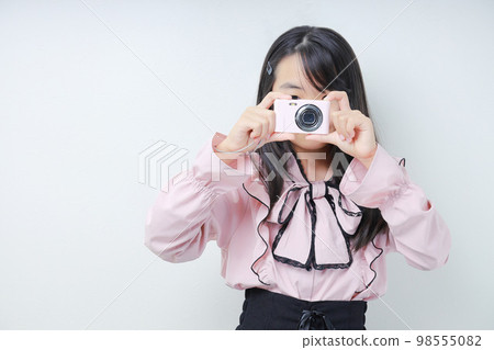 mass-produced fashion girl taking pictures mass-produced fashion girl taking pictures 98555082