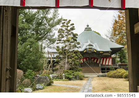 Honbo Gate and Main Hall [Menuma Shotenzan Kangi-in Temple] Kumagaya City, Saitama Prefecture 98555545