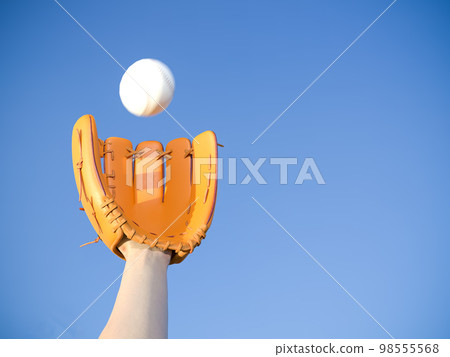 catch the ball with a baseball glove 98555568