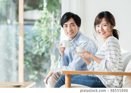 放鬆在客廳的年輕夫婦 98555898