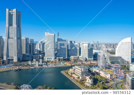 Minato Mirai cityscape in clear weather 98556312