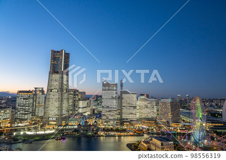 Night view of Minato Mirai with all the lights on 98556319