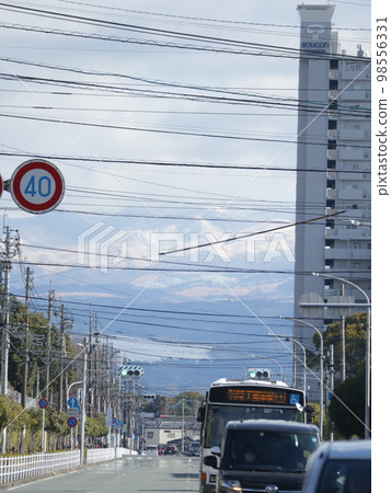 從熊本市東區東町眺望白雪皚皚的西原村和阿蘇索瑪 從熊本市東區東町眺望白雪皚皚的西原村和阿蘇索瑪 98556331