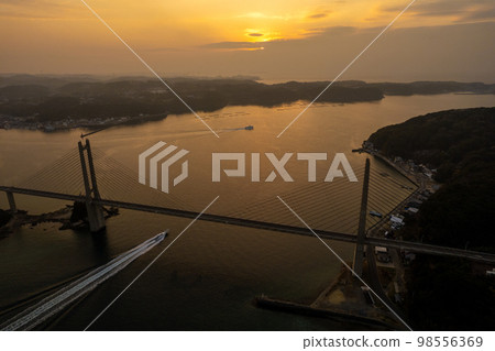 無人機攝影 | 沐浴在夕陽下的玄界海上的呼子大橋 | 佐賀縣唐津市 98556369