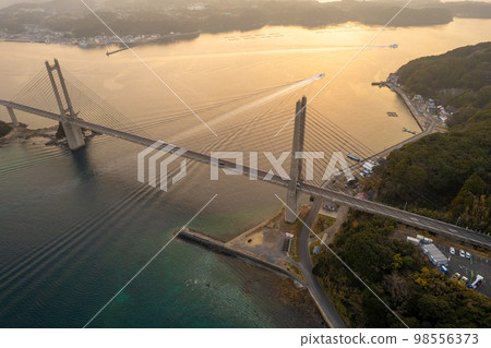 無人機攝影 | 沐浴在夕陽下的玄界海上的呼子大橋 | 佐賀縣唐津市 98556373