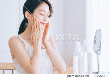 少婦護膚場景 98556612
