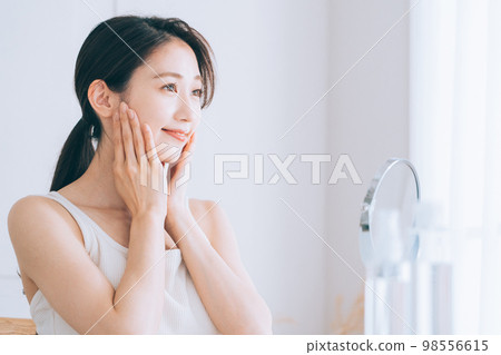 young woman skin care scene young woman skin care scene 98556615