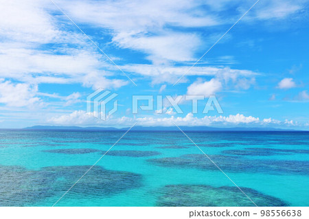 Hateruma海島，沖繩島藍天和藍色海 98556638