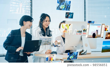 People watching the video People watching the video 98556851