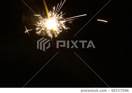 煙火火花在黑暗中發光 98557096