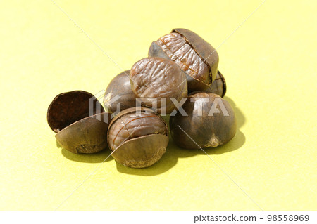 Sweet chestnuts piled up Sweet chestnuts piled up 98558969